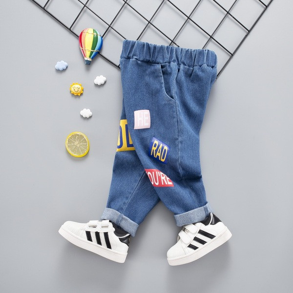 Modern, kék színű, rátéttel ellátott gyerekfarmer