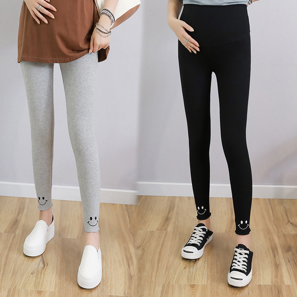 Napi ék terhes nők számára fekete és szürke hímzéssel