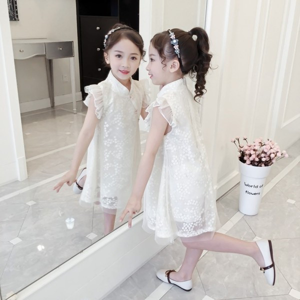 Modern gyerekruha két színben szabott modell csipkével