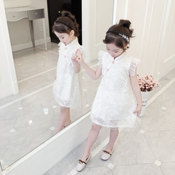 Modern gyerekruha két színben szabott modell csipkével