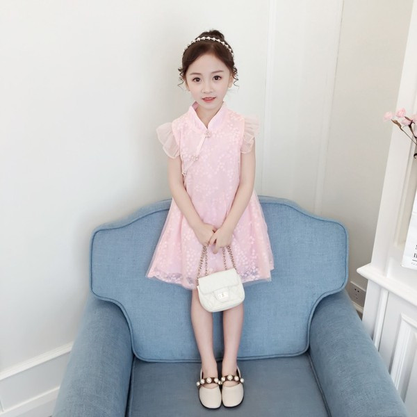 Modern gyerekruha két színben szabott modell csipkével