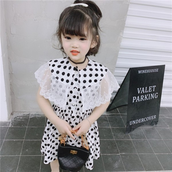 Modern gyerekruha három színű pöttyökben, csipkével