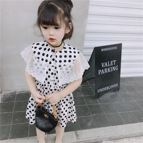 Modern gyerekruha három színű pöttyökben, csipkével