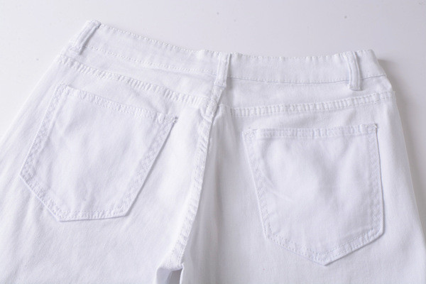 Modern férfi farmer fehér és piros színben, szakadt motívumokkal és cipzárral