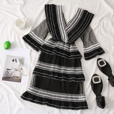 Fekete-fehér női ruha V-nyakkal