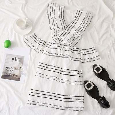 Fekete-fehér női ruha V-nyakkal