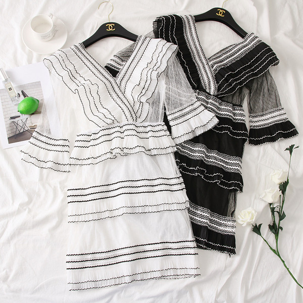 Fekete-fehér női ruha V-nyakkal