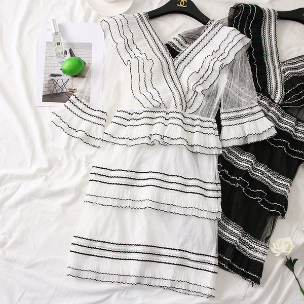 Fekete-fehér női ruha V-nyakkal