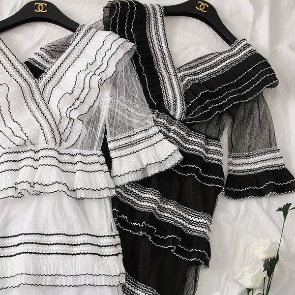 Fekete-fehér női ruha V-nyakkal