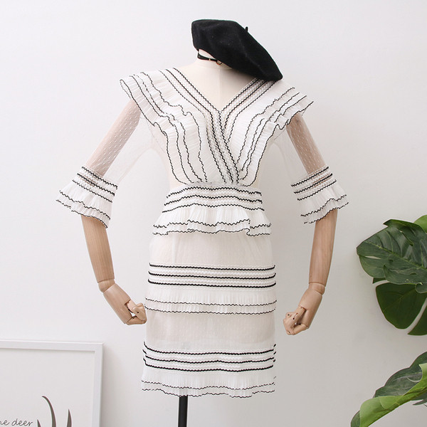 Fekete-fehér női ruha V-nyakkal