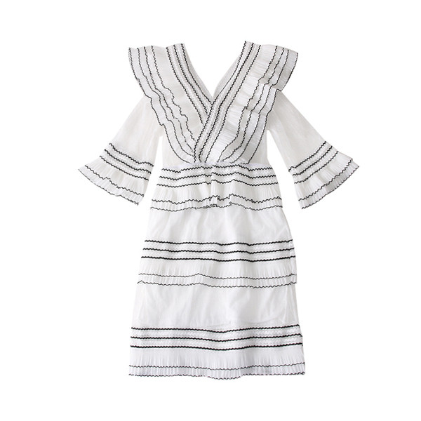 Fekete-fehér női ruha V-nyakkal