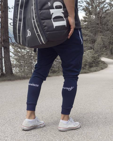 Férfi sportnadrág kék színben, feliratokkal