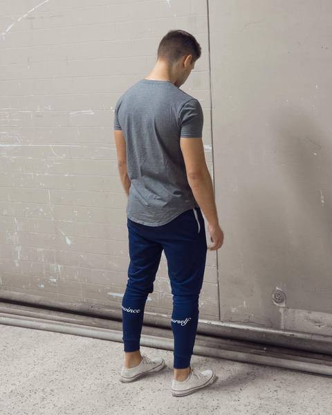 Férfi sportnadrág kék színben, feliratokkal