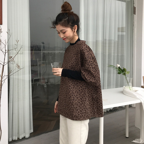 Aktuális leopárdmintás női póló két színben