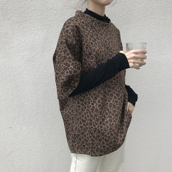 Aktuális leopárdmintás női póló két színben