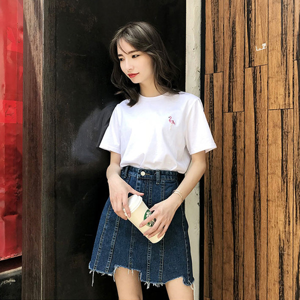 Új modell modern női póló fehér és fekete hímzéssel