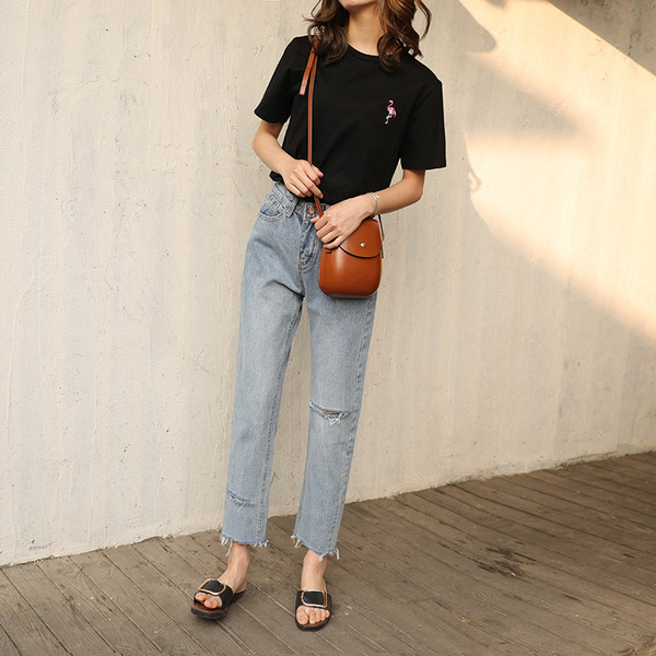 Új modell modern női póló fehér és fekete hímzéssel