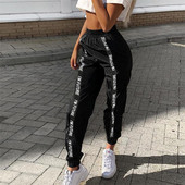 Sport és alkalmi női nadrág fekete színben felirattal