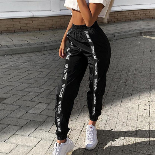 Sport és alkalmi női nadrág fekete színben felirattal