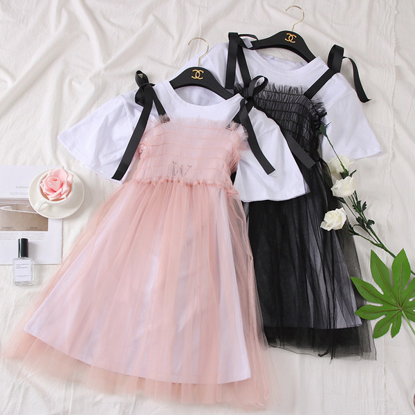 Sportos és elegáns női ruha fehér, rózsaszín és fekete színekben