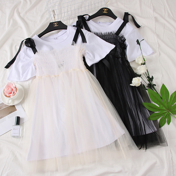 Sportos és elegáns női ruha fehér, rózsaszín és fekete színekben