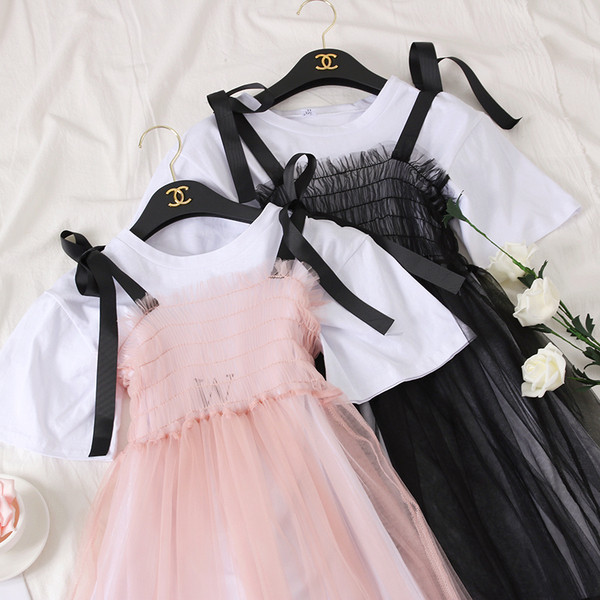 Sportos és elegáns női ruha fehér, rózsaszín és fekete színekben