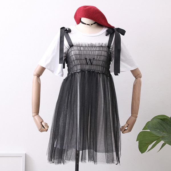 Sportos és elegáns női ruha fehér, rózsaszín és fekete színekben