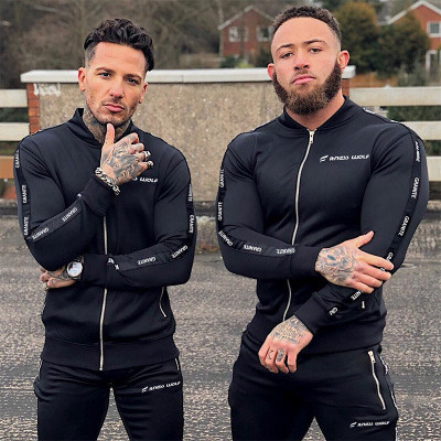 Modern férfi sportruha két színben felirattal és zsebekkel