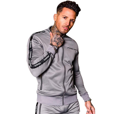 Modern férfi sportruha két színben felirattal és zsebekkel