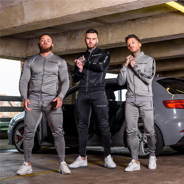 Modern férfi sportruha két színben felirattal és zsebekkel