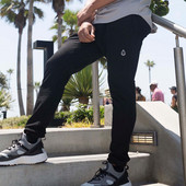 Alkalmi férfi sportnadrág fekete-fehér színben