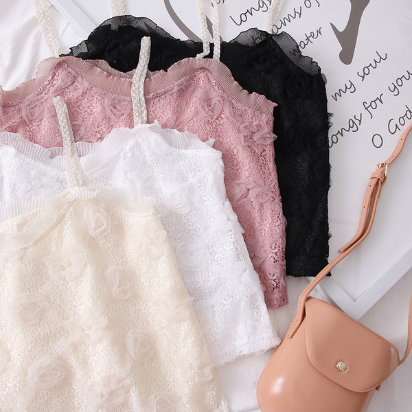 Női felső csipkével és pántokkal