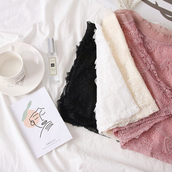 Női felső csipkével és pántokkal