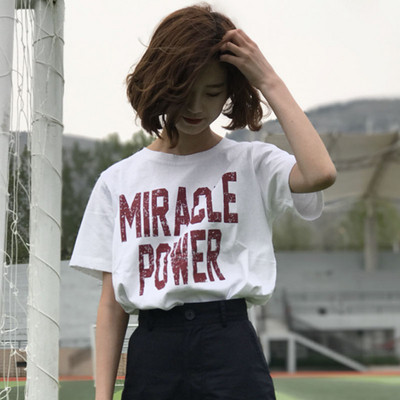 Női alkalmi póló fekete-fehér felirattal