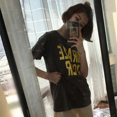 Női alkalmi póló fekete-fehér felirattal