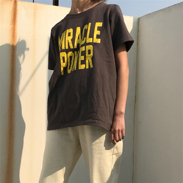 Női alkalmi póló fekete-fehér felirattal