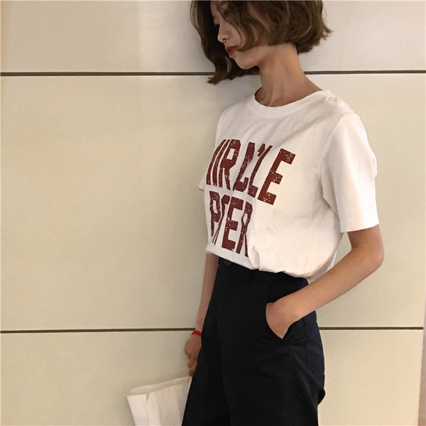 Női alkalmi póló fekete-fehér felirattal