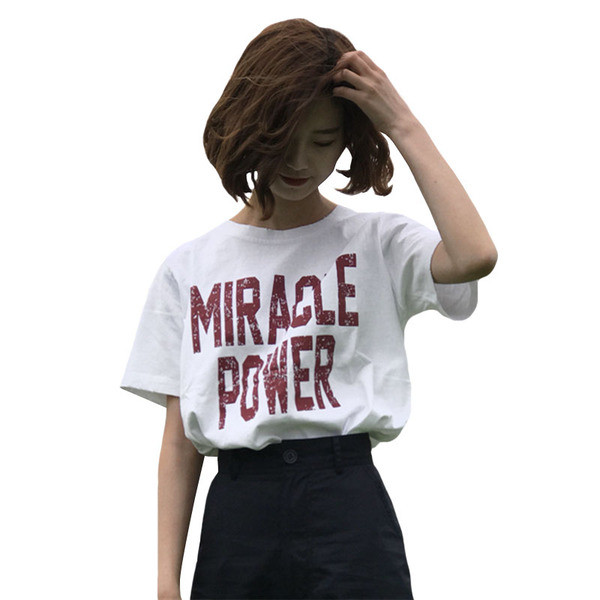 Női alkalmi póló fekete-fehér felirattal