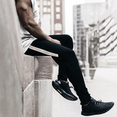 Férfi sportnadrág fekete színben, színes szegéllyel