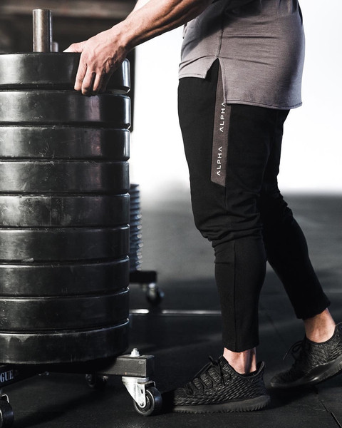 Férfi sportnadrág fekete színben, színes szegéllyel