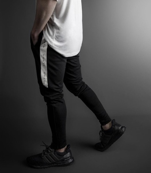 Férfi sportnadrág fekete színben, színes szegéllyel