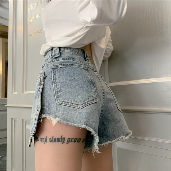 Modern rövidnadrág szakadt motívumokkal