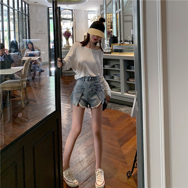 Modern rövidnadrág szakadt motívumokkal