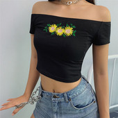 Stílusos női blúz ejtett ujjakkal és fekete hímzéssel