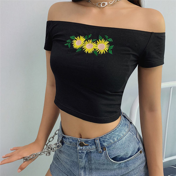 Stílusos női blúz ejtett ujjakkal és fekete hímzéssel