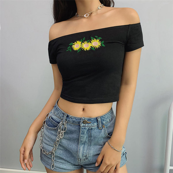 Stílusos női blúz ejtett ujjakkal és fekete hímzéssel