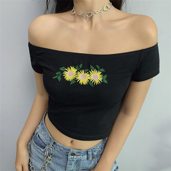 Stílusos női blúz ejtett ujjakkal és fekete hímzéssel