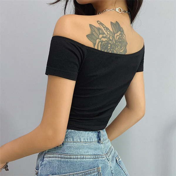 Stílusos női blúz ejtett ujjakkal és fekete hímzéssel