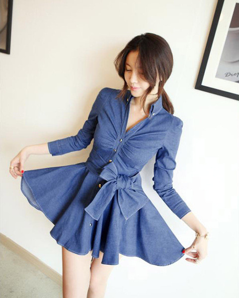 Модерна дамска дънкова рокля разкроен модел с панделка 