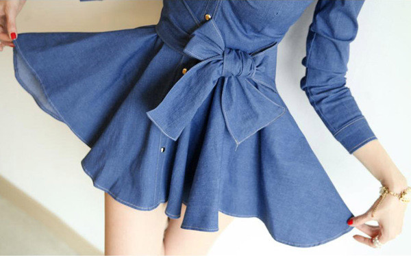 Модерна дамска дънкова рокля разкроен модел с панделка 